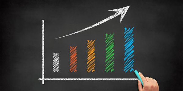 A rainbow bar graph drawn on a chalkboard with an upward facing arrow and customer retention written on it.